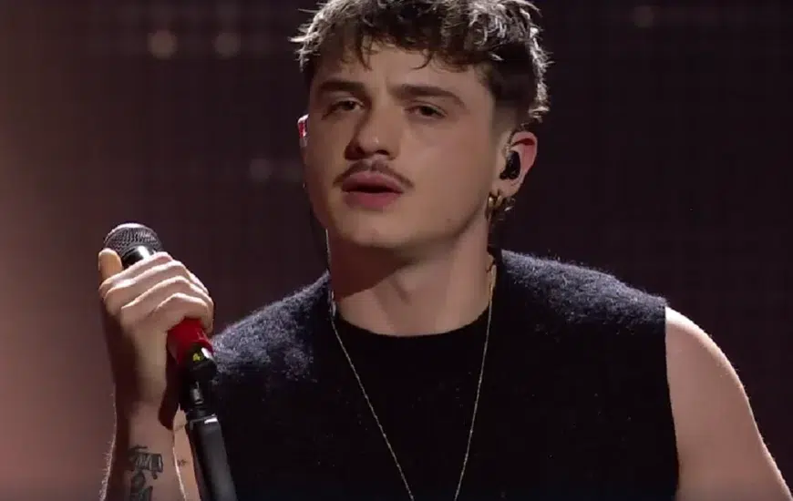 Olly che canta al microfono