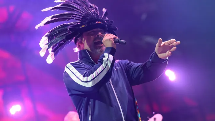 Jamiroquai durante un concerto